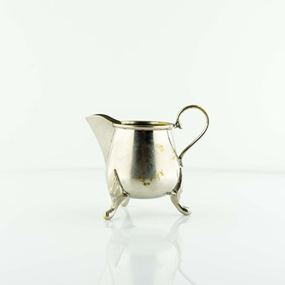 Молочник малый на ножках