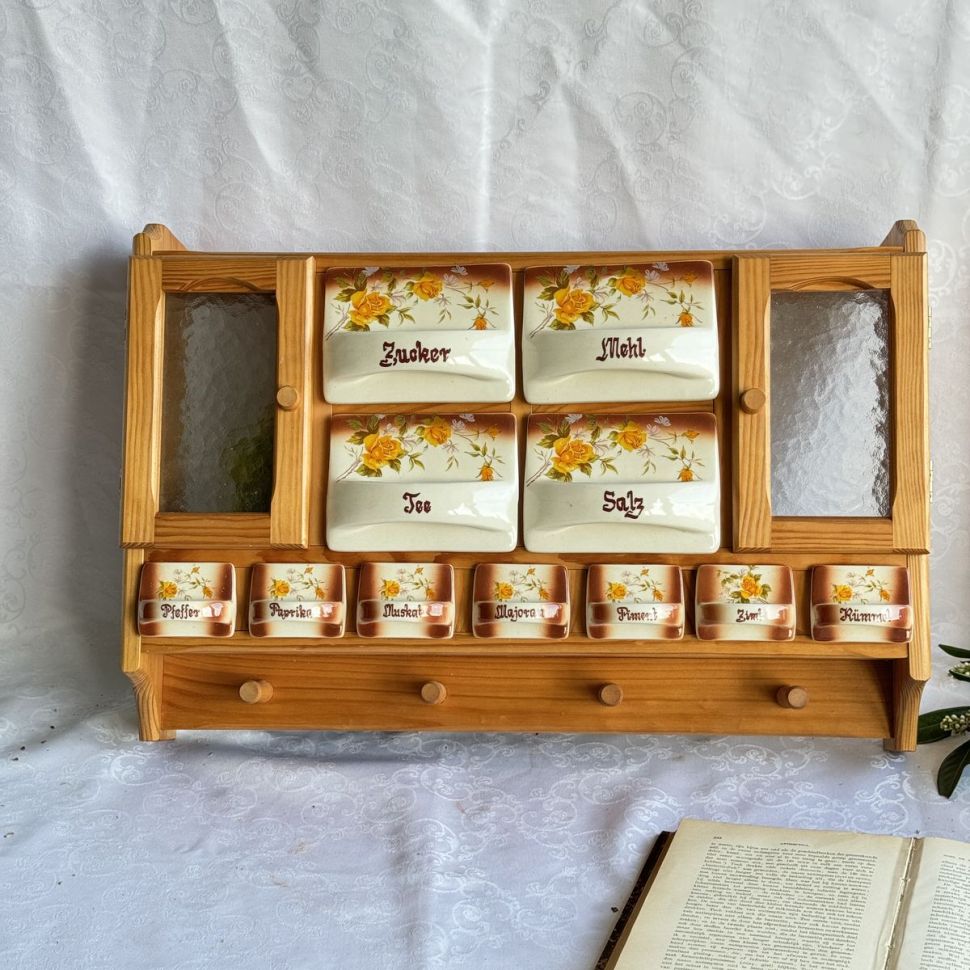 Шкаф витрина для кухни с керамическими емкостями 50-е годы Германия