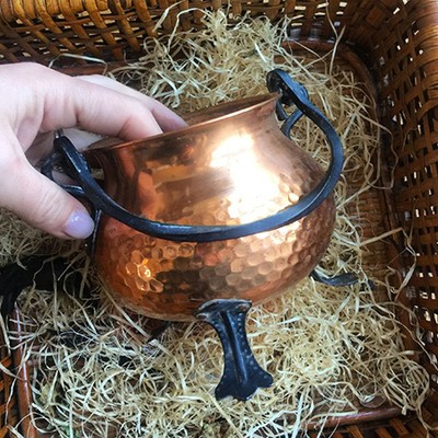 Зольник кашпо медное на чугунных лапках с чеканкой