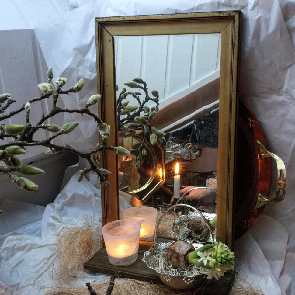 Зеркало старинное в деревянной оправе с полочкой