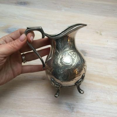 Молочник на четерех латунных ножках