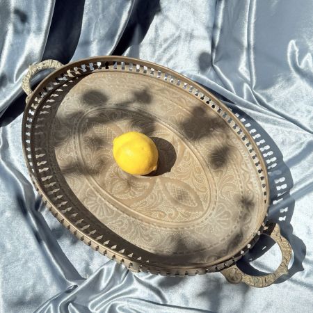 Поднос с бортиками на лапках 51 см латунь