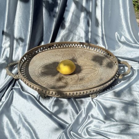 Поднос с бортиками на лапках 51 см латунь