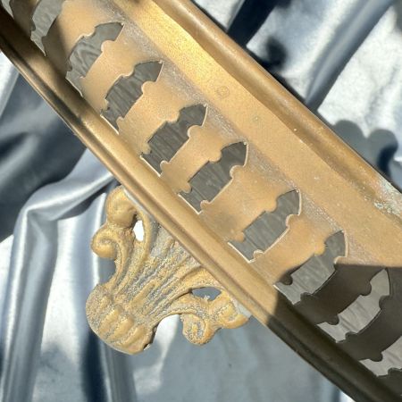 Поднос с бортиками на лапках 51 см латунь