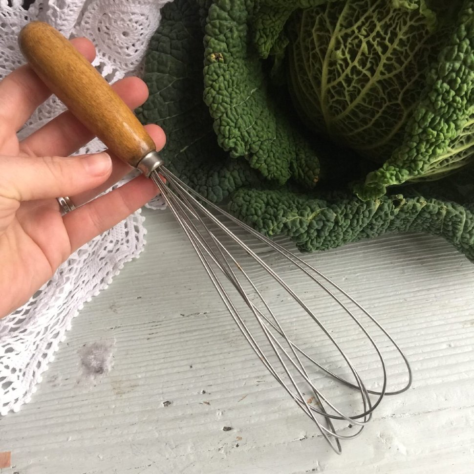 Венчик для взбивания с деревянной ручкой