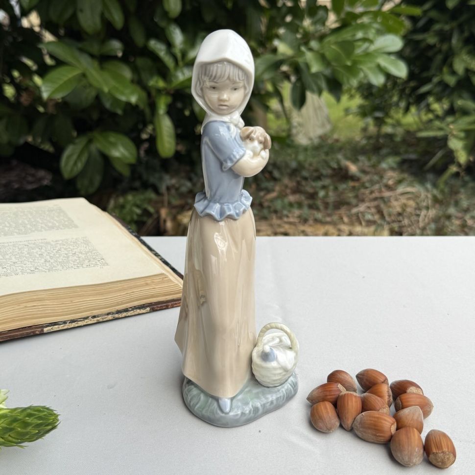 Статуэтка Девочка с щенком 21 см Nao by Lladro