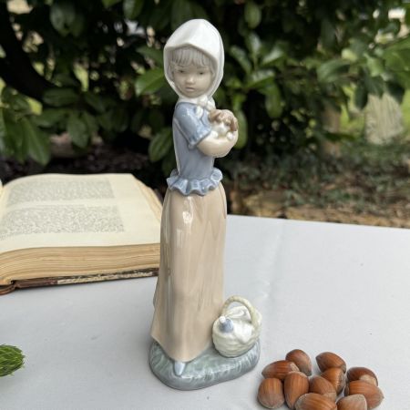 Статуэтка Девочка с щенком 21 см Nao by Lladro