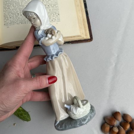 Статуэтка Девочка с щенком 21 см Nao by Lladro