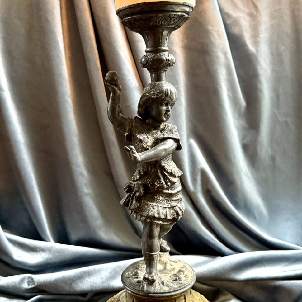 Подсвечник для большой свечи Девочка с мячом Франция