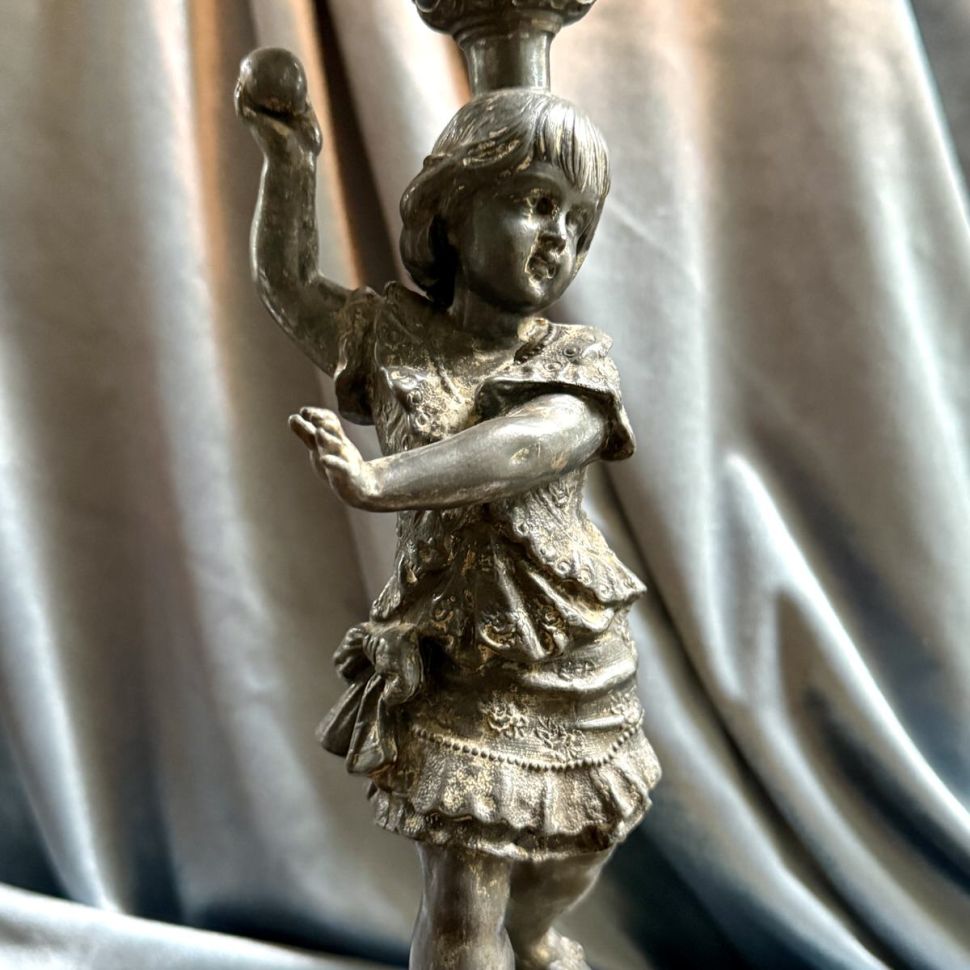 Подсвечник для большой свечи Девочка с мячом Франция