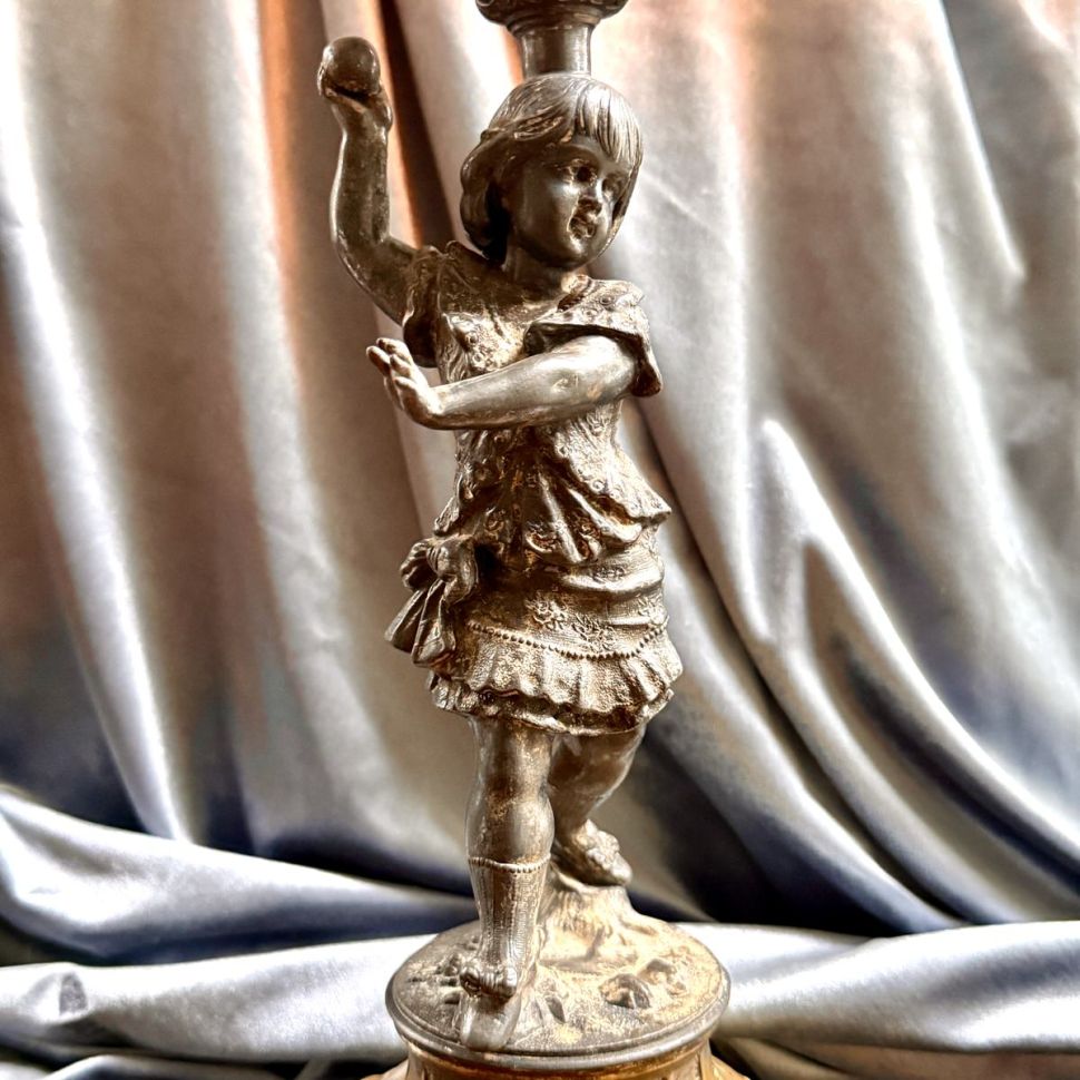 Подсвечник для большой свечи Девочка с мячом Франция