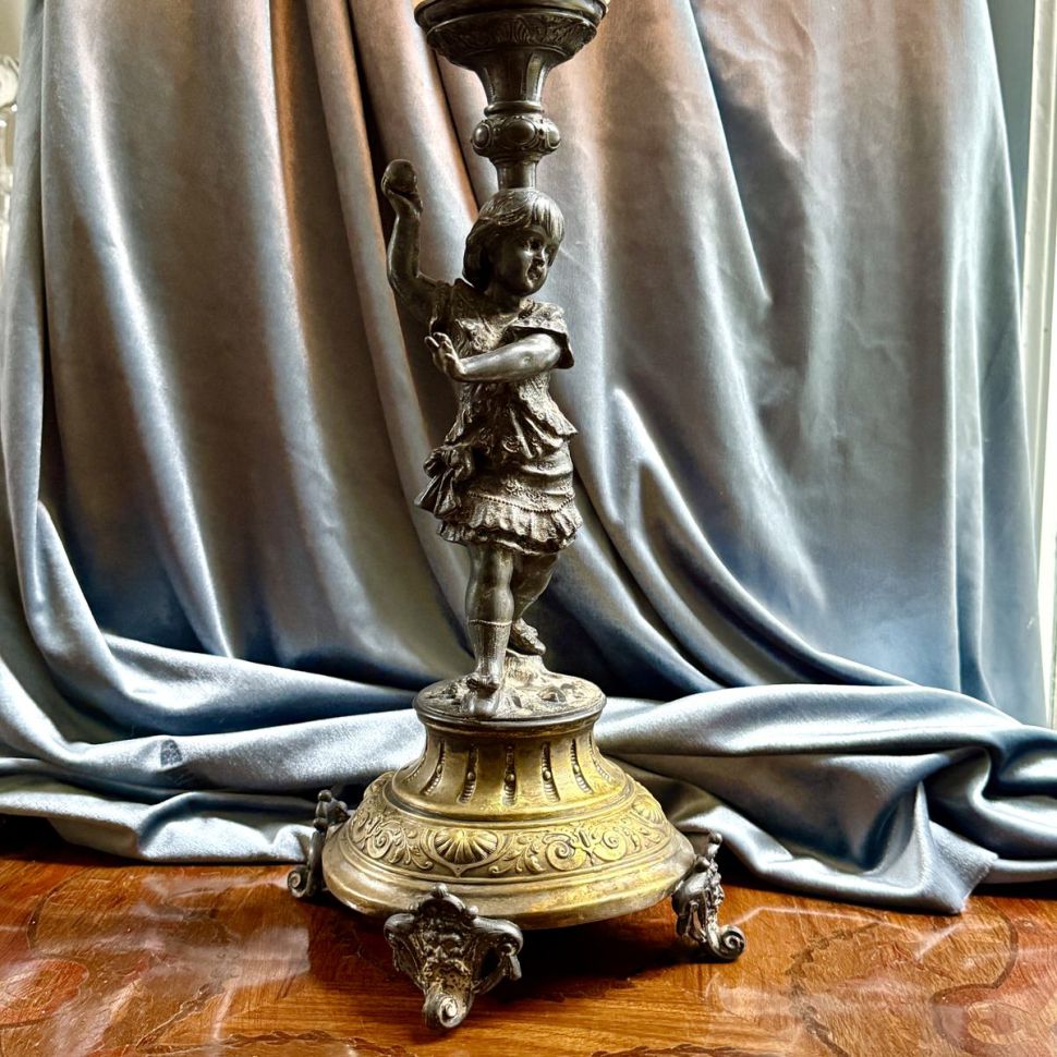 Подсвечник для большой свечи Девочка с мячом Франция