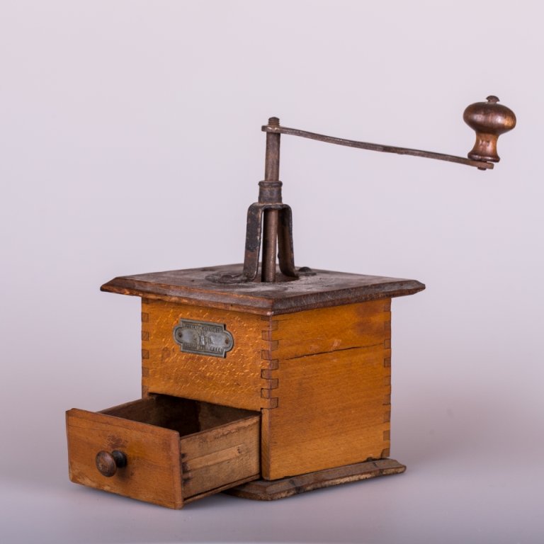 Кофемолка старинная деревянная с механизмом