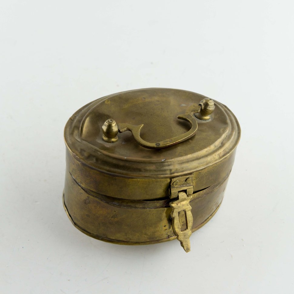 Старая помятая латунная шкатулка