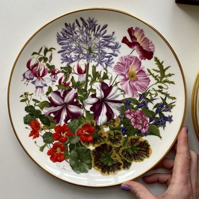 Тарелка Franklin Porcelain Wedgwood Flowers of the Year Август 27 см
