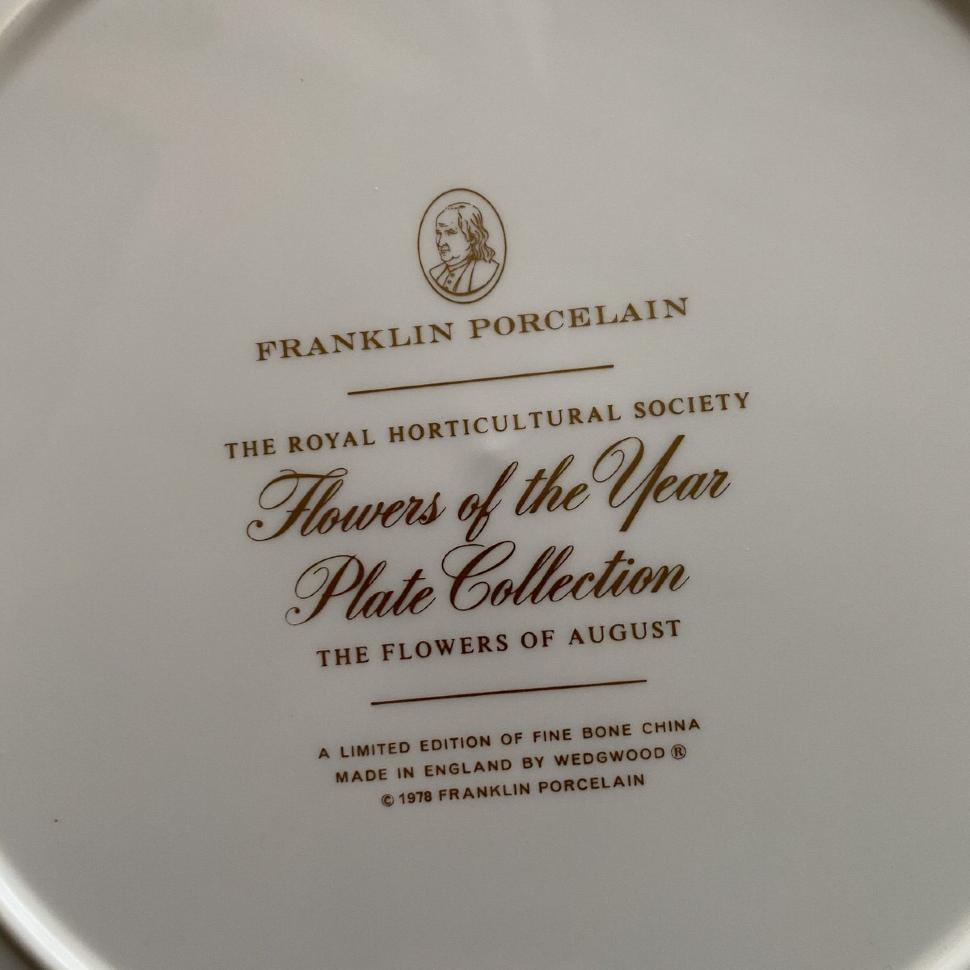 Тарелка Franklin Porcelain Wedgwood Flowers of the Year Август 27 см