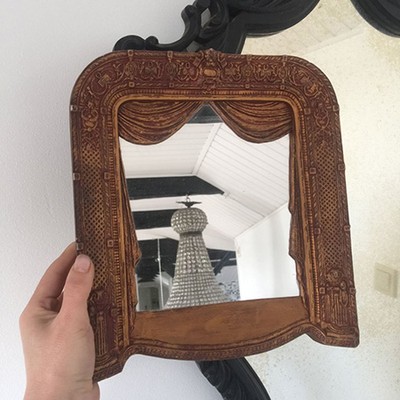 Зеркало в форме сцены Метрополитен опера