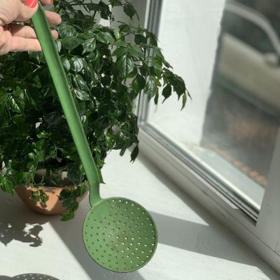 Шумовка на длинной ручке эмалированная