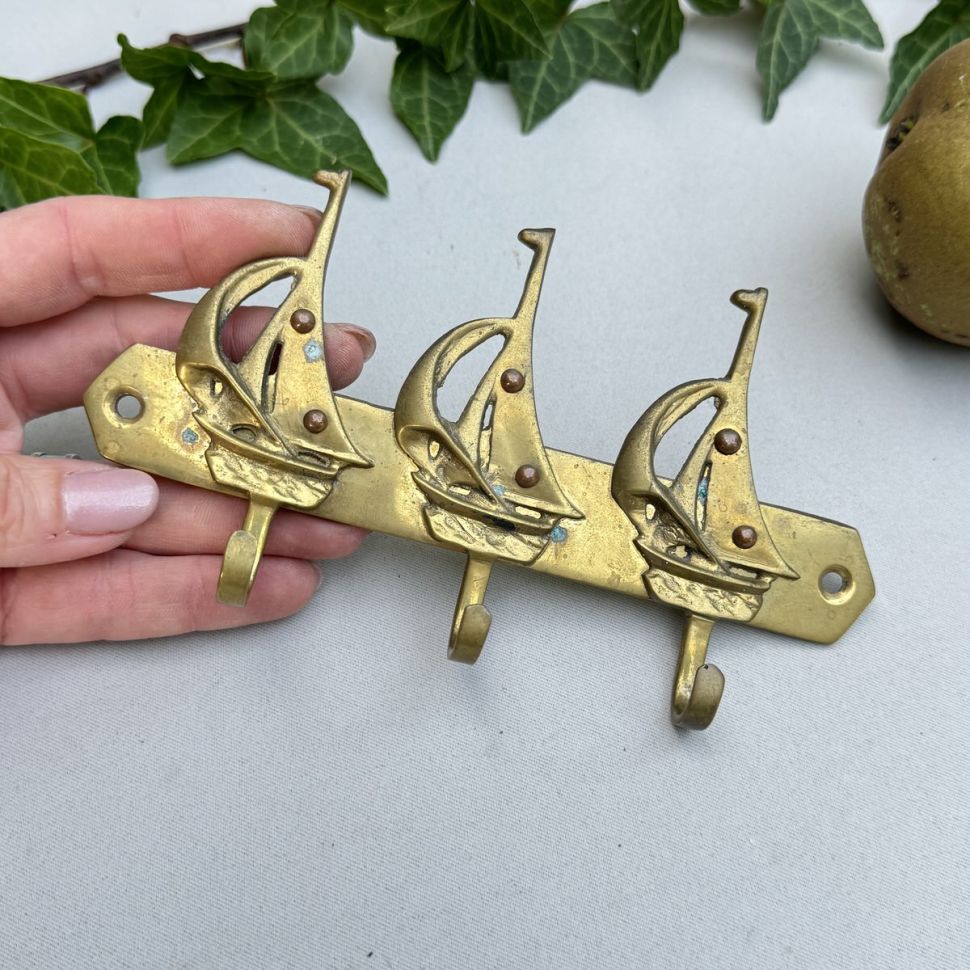 Крючок настенный Парусники 16 см латунь