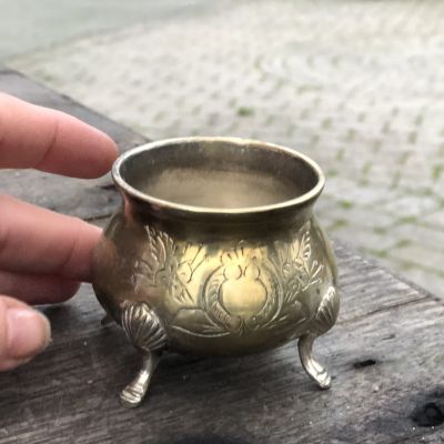 Солонка на ножках мельхиор