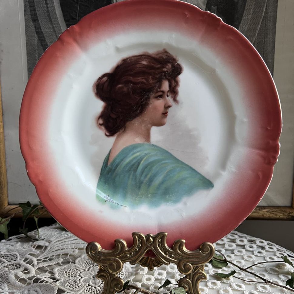 Тарелка авторская Девушка 24 см фарфор Франция  
