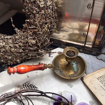 Подсвечник на чаше с длинной деревянной ручкой