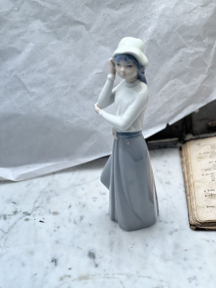 Статуэтка Девушка в шляпе Casades 22 см Испания 