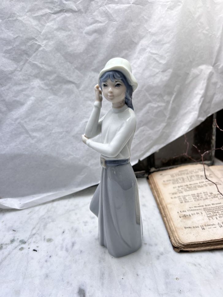 Статуэтка Девушка в шляпе Casades 22 см Испания 