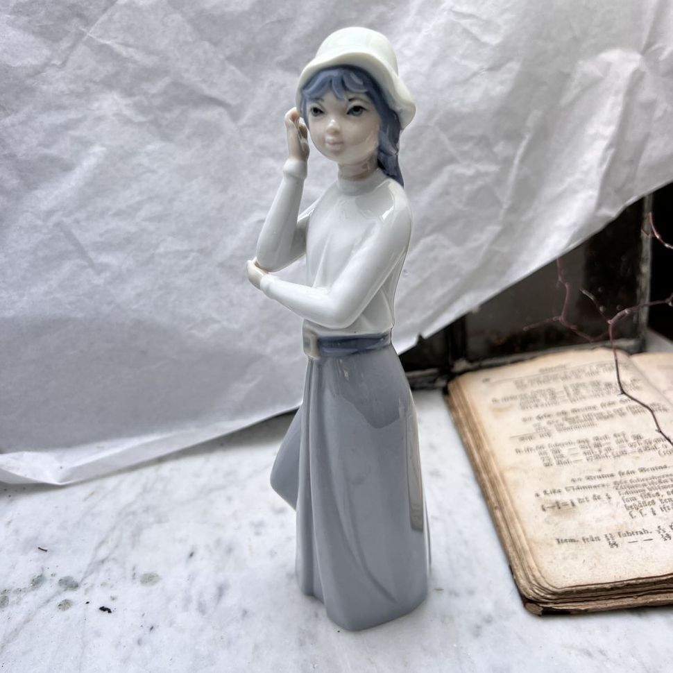 Статуэтка Девушка в шляпе Casades 22 см Испания 