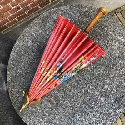 Зонт бумажный с деревянной ручкой, порван край