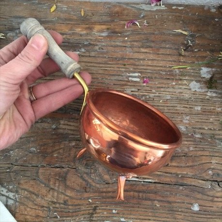 Ковш медный малый на ножках
