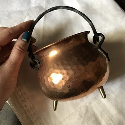 Зольник кашпо на трех ножках с витой чугунной ручкой