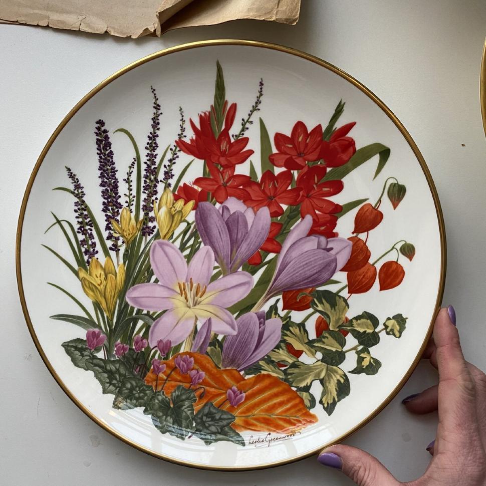 Тарелка Franklin Porcelain Wedgwood Flowers of the Year Ноябрь 27 см