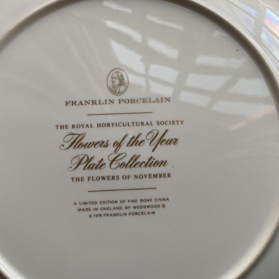 Тарелка Franklin Porcelain Wedgwood Flowers of the Year Ноябрь 27 см
