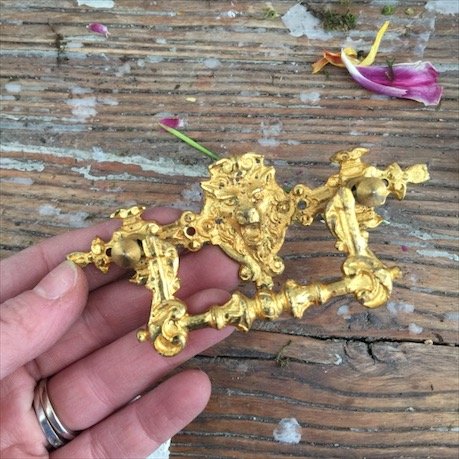 Ручка мебельная с львом окрашенная золотой краской