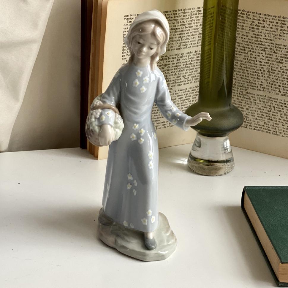 Статуэтка девушка Испания в ромашках с корзиной фарфор