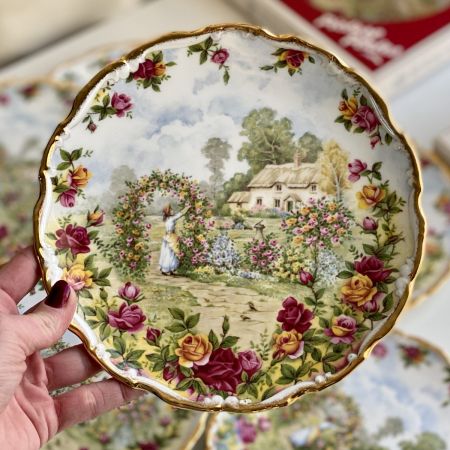 Тарелка юбилейная Royal Albert Old Country Roses 1986