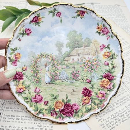 Тарелка юбилейная Royal Albert Old Country Roses 1986