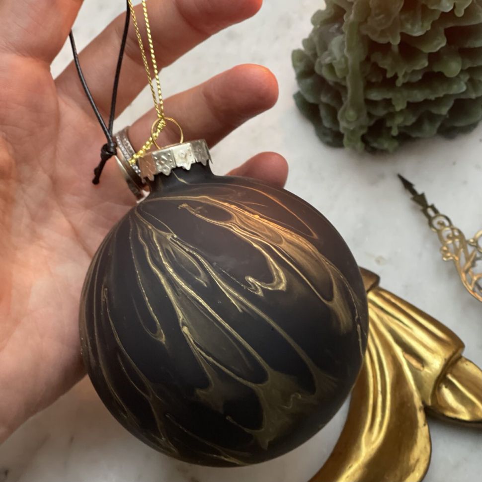 Шар елочный 8 см с золотыми разводами стекло