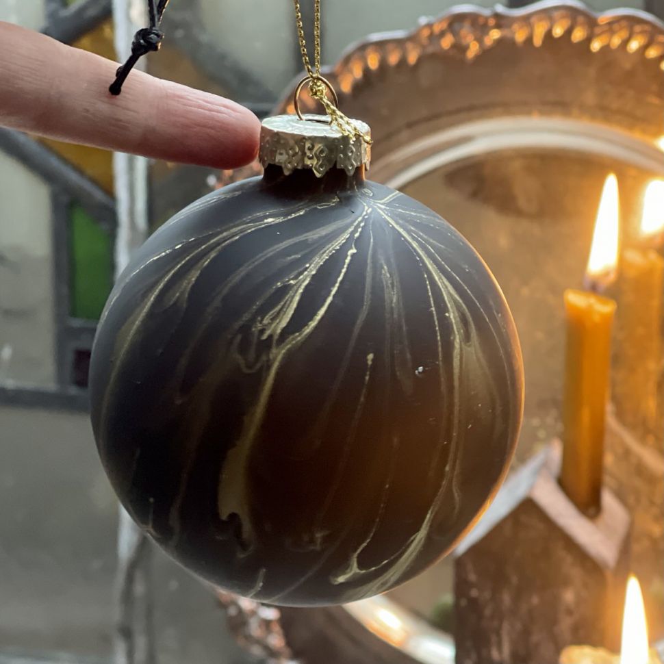 Шар елочный 8 см с золотыми разводами стекло