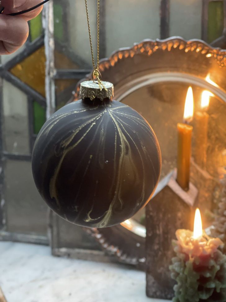 Шар елочный 8 см с золотыми разводами стекло