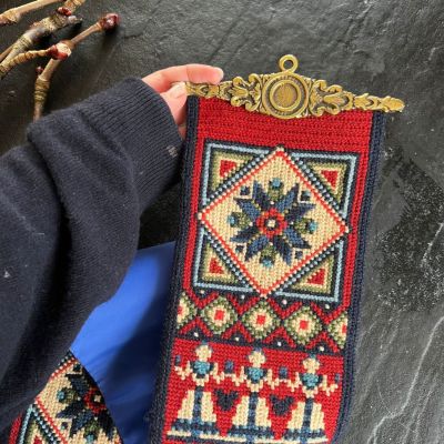 Вышивка сонетка 14х75 см на латунных держателях