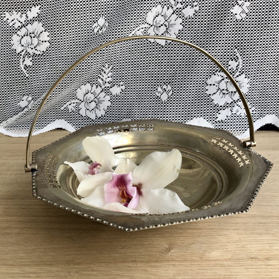 Фруктовница блюдо с ручкой и на трех ножках