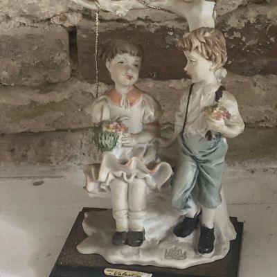 Статуэтка Дети на качелях серия Валентинка 22 см наливной полимер Италия