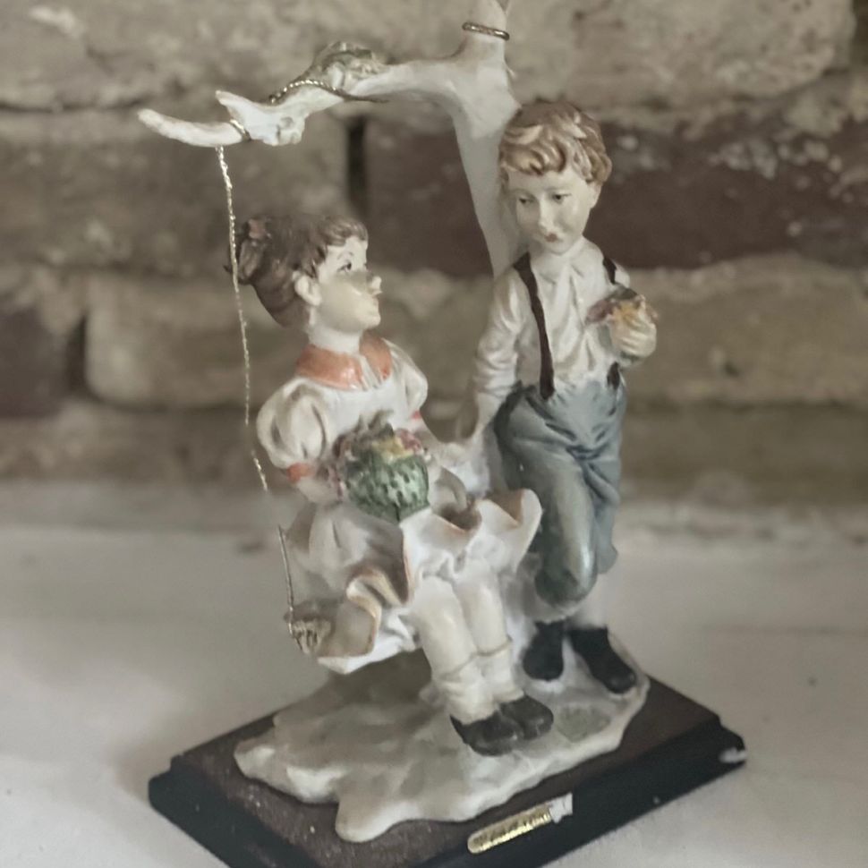 Статуэтка Дети на качелях серия Валентинка 22 см наливной полимер Италия