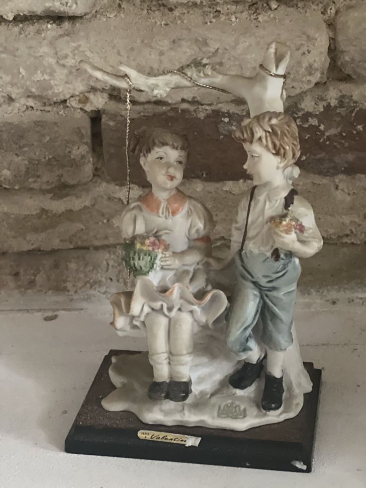 Статуэтка Дети на качелях серия Валентинка 22 см наливной полимер Италия