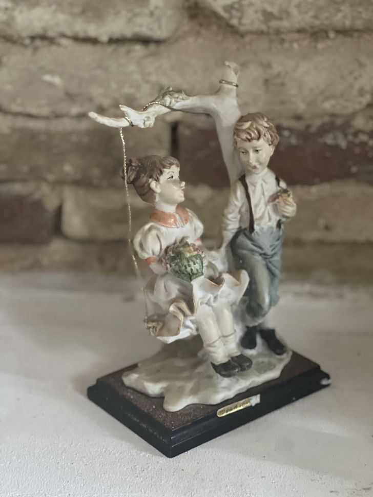 Статуэтка Дети на качелях серия Валентинка 22 см наливной полимер Италия