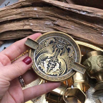 Пепельница на 3-х ножках Жарптицы латунь чеканка