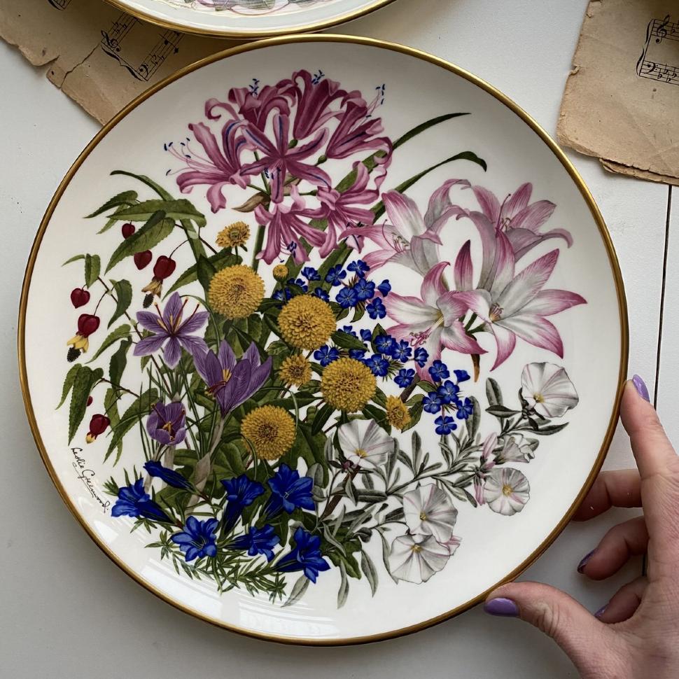 Тарелка Franklin Porcelain Wedgwood Flowers of the Year Октябрь 27см
