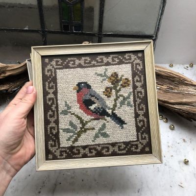 Вышивка Снегирь в рамке ручная работа